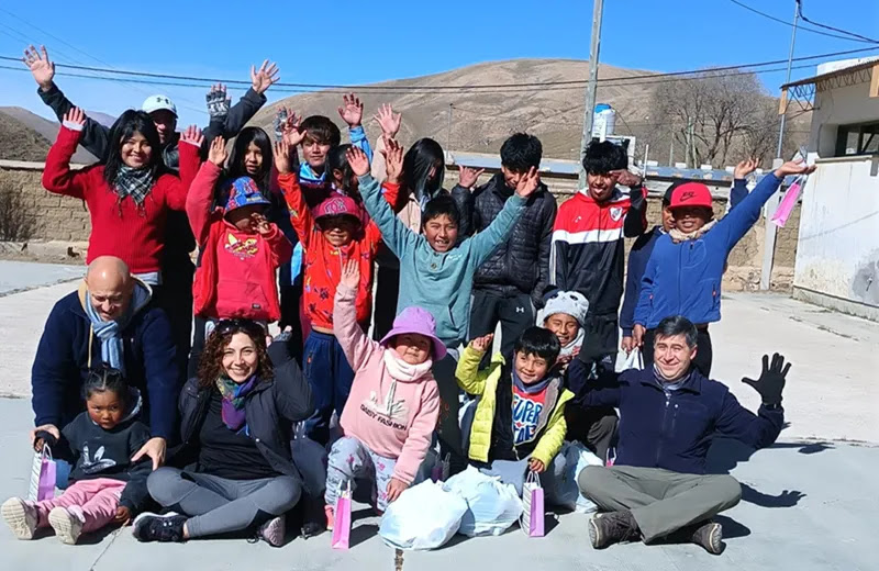 Compromiso que abriga: el Colegio Farmacéutico llevó calefacción y solidaridad a la Escuela de Miyuyoc